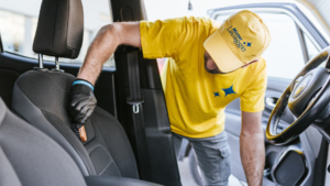 Scopri di più sull'articolo Tappezzeria dell’auto macchiata? Ecco cosa fare