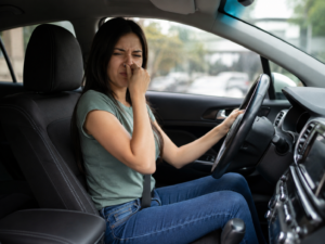 Scopri di più sull'articolo Cattivi odori in auto: cause e soluzioni per eliminarli davvero